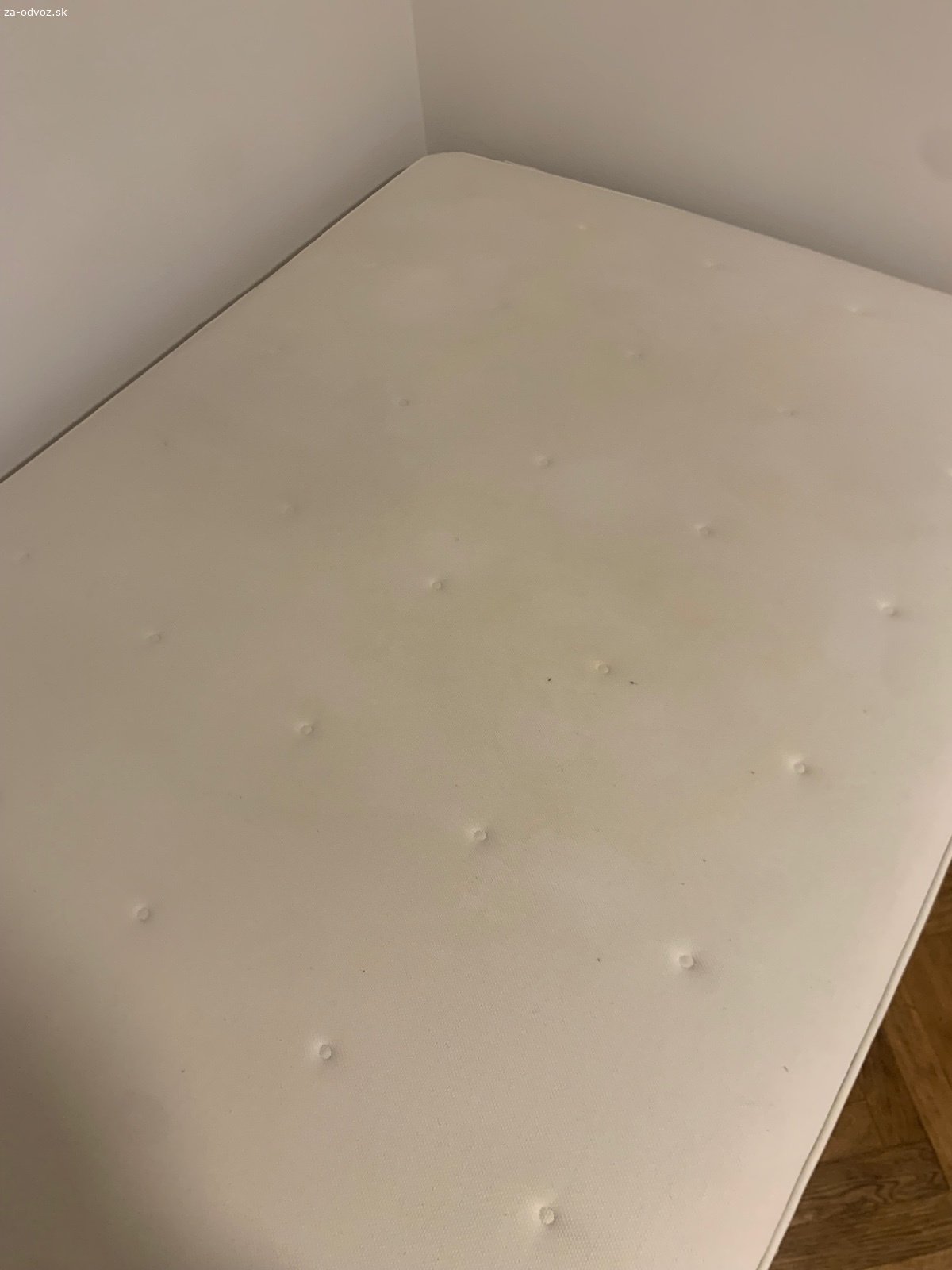 Hyllestad IKEA matrac 140. zažltnutý, nebol tam ochranný kryt,
už som tam nastriekala balenie peroxidu na cistenie
vo veľmi funkčnom stave 
nedá sa zrolovať
má do 5 rokov
140x200