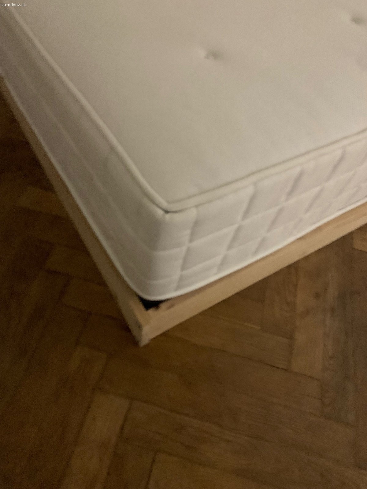 Hyllestad IKEA matrac 140. zažltnutý, nebol tam ochranný kryt,
už som tam nastriekala balenie peroxidu na cistenie
vo veľmi funkčnom stave 
nedá sa zrolovať
má do 5 rokov
140x200