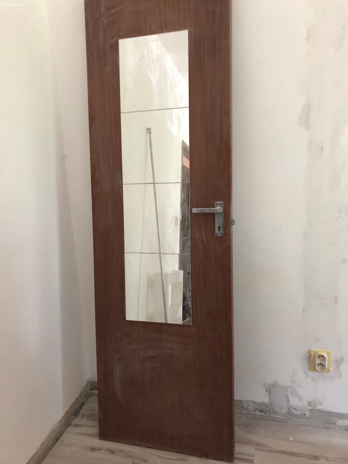Interierove dvere 60 cm. Darujem za odvoz interierove dvere, z jednej strany nalepene zrkadla, z druhej strany hnede.
BA-Lamac