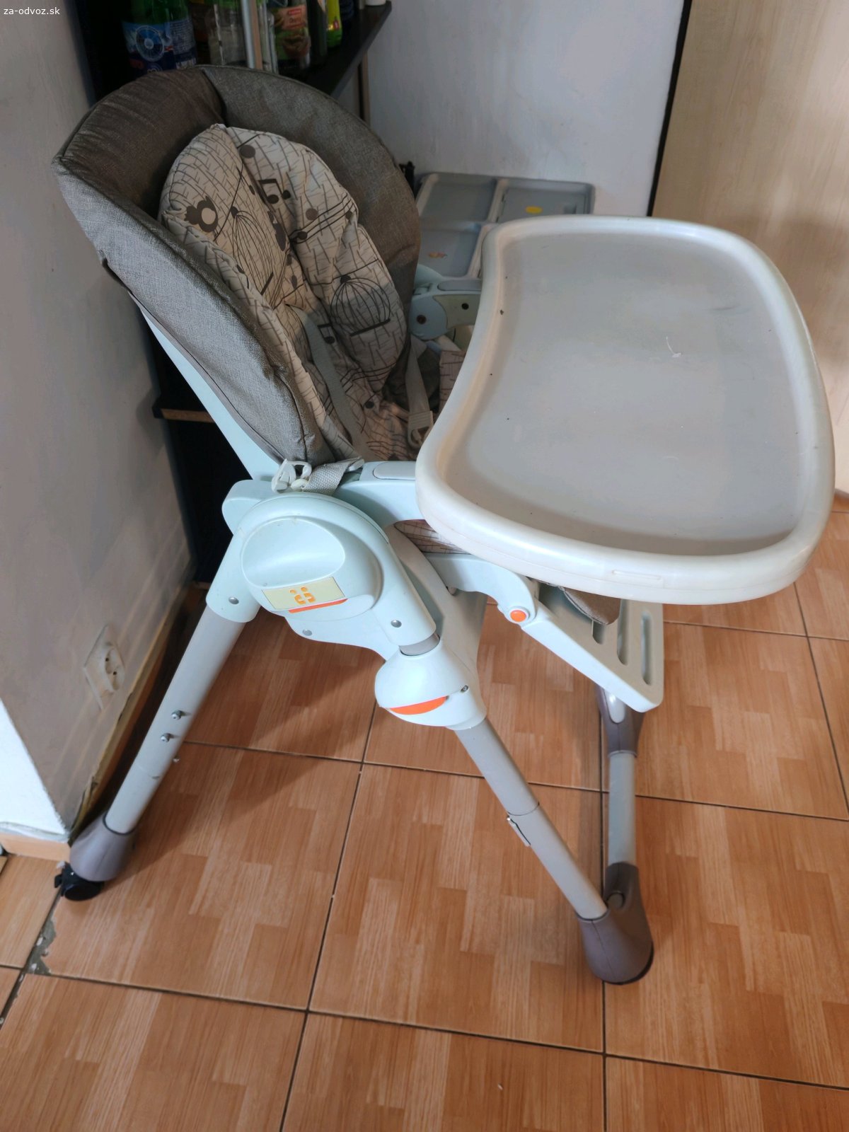 jedálenská stolička. Darujem jedálensku stoličku