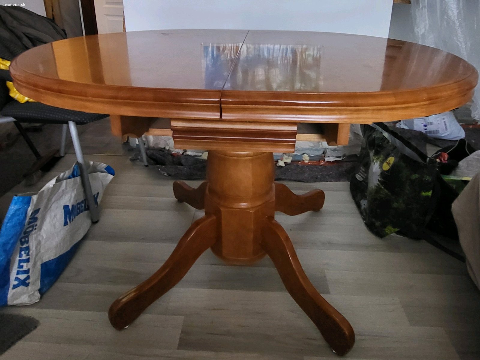 jedálenský stôl. darujem za odvoz rozkladatelný jedálenský stôl ,