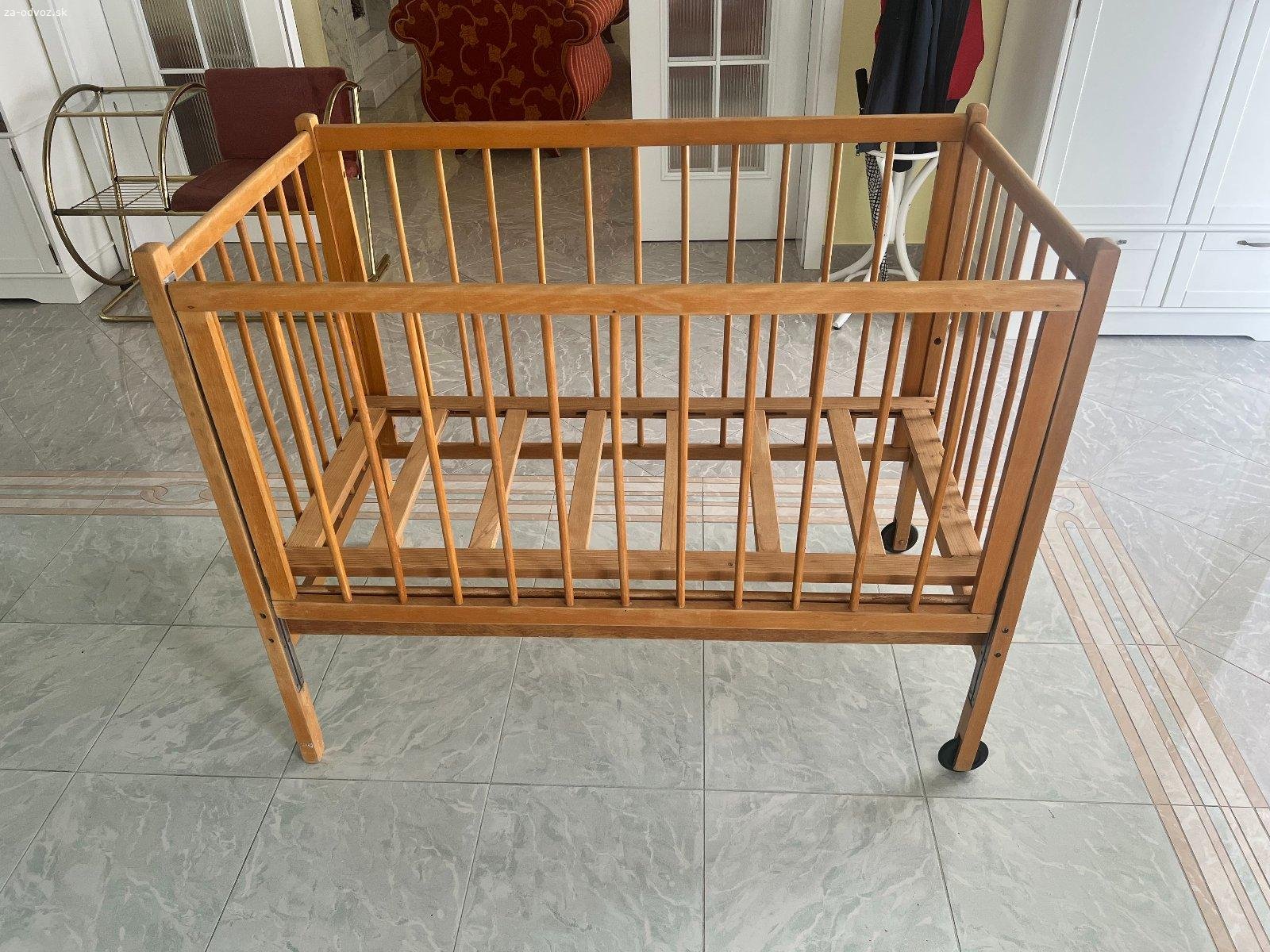 Klasická detská postieľka 67 x 125cm. Darujem klasickú detskú postieľku bez matracu. 
Rám má rozmer 67 x 125cm