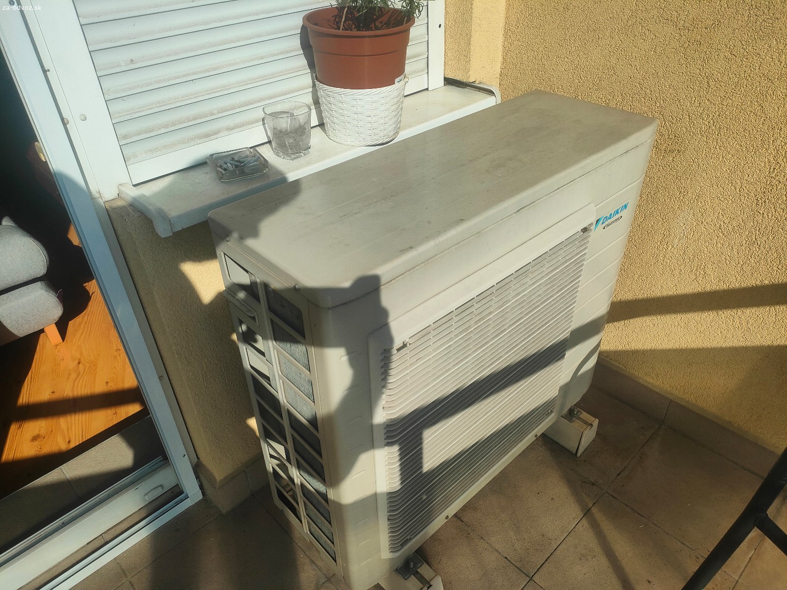 Klimatizácia daikin. Darujem staršiu parapetnu klimatizáciu Daikin, asi 5 je kw, chladí slabšie ale menší priestor pomôže trochu schladiť . Treba si ju prísť odmontovať a odviesť . Bratislava , Dlhé Diely