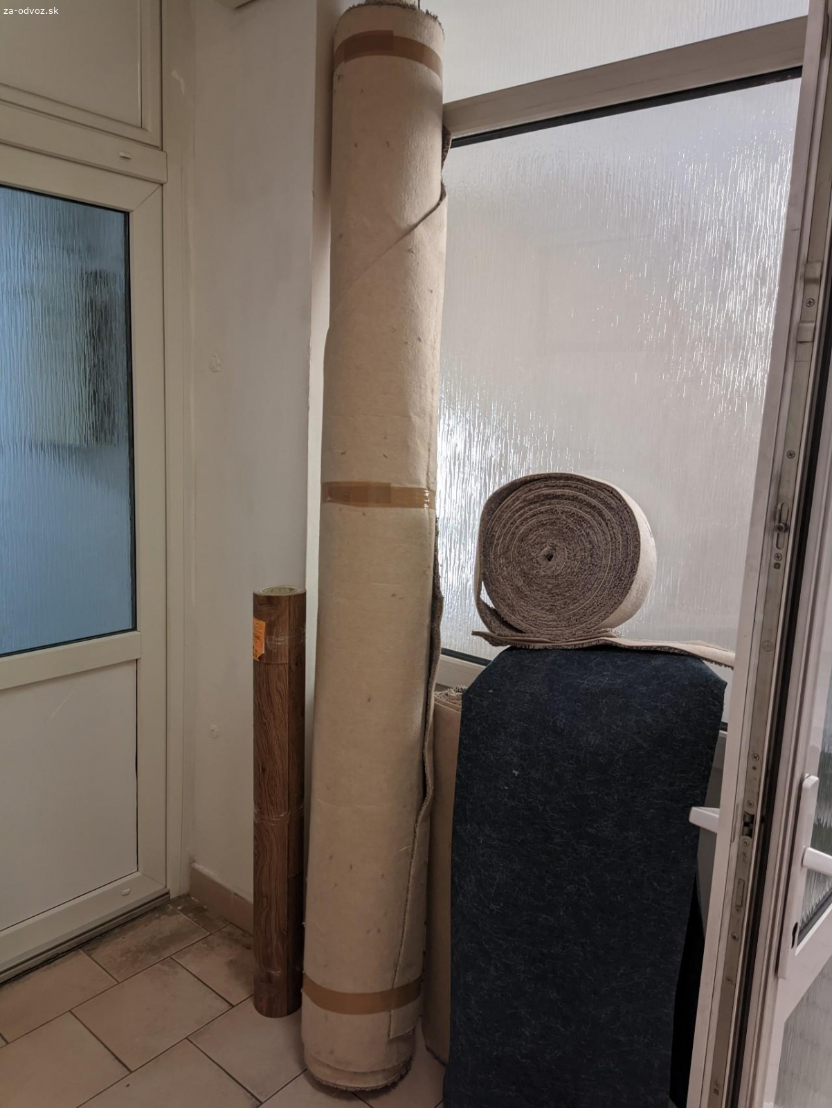 Koberce a PVC podlaha (nová). darujem za odvoz koberce a PVC, je to pripravené na 3 poschodí so širokým schodiskom. výška najdlhšej rolky koberca je cca 2,5m. 
Pozor, iba všetko spolu naraz