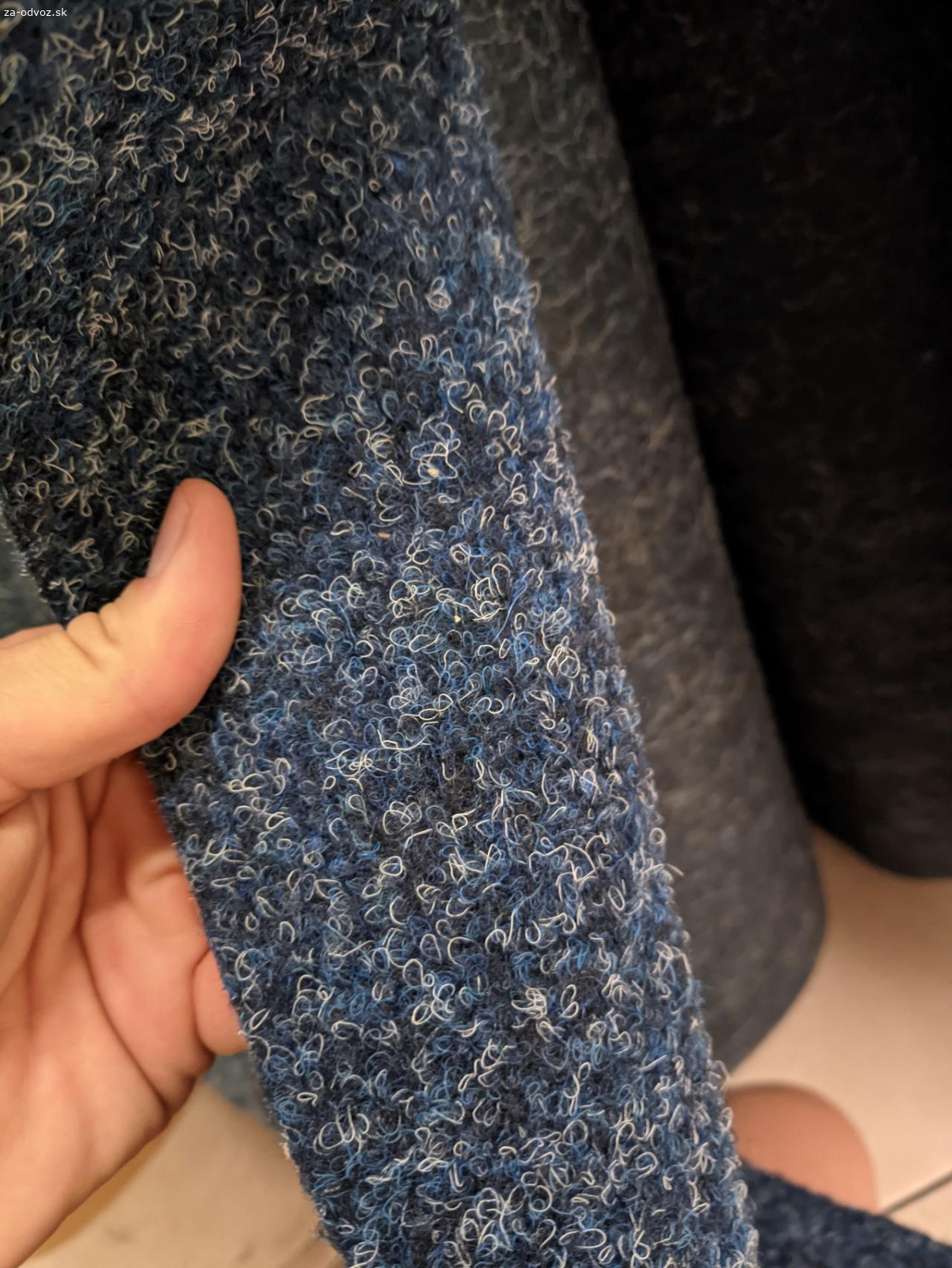 Koberce a PVC podlaha (nová). darujem za odvoz koberce a PVC, je to pripravené na 3 poschodí so širokým schodiskom. výška najdlhšej rolky koberca je cca 2,5m. 
Pozor, iba všetko spolu naraz