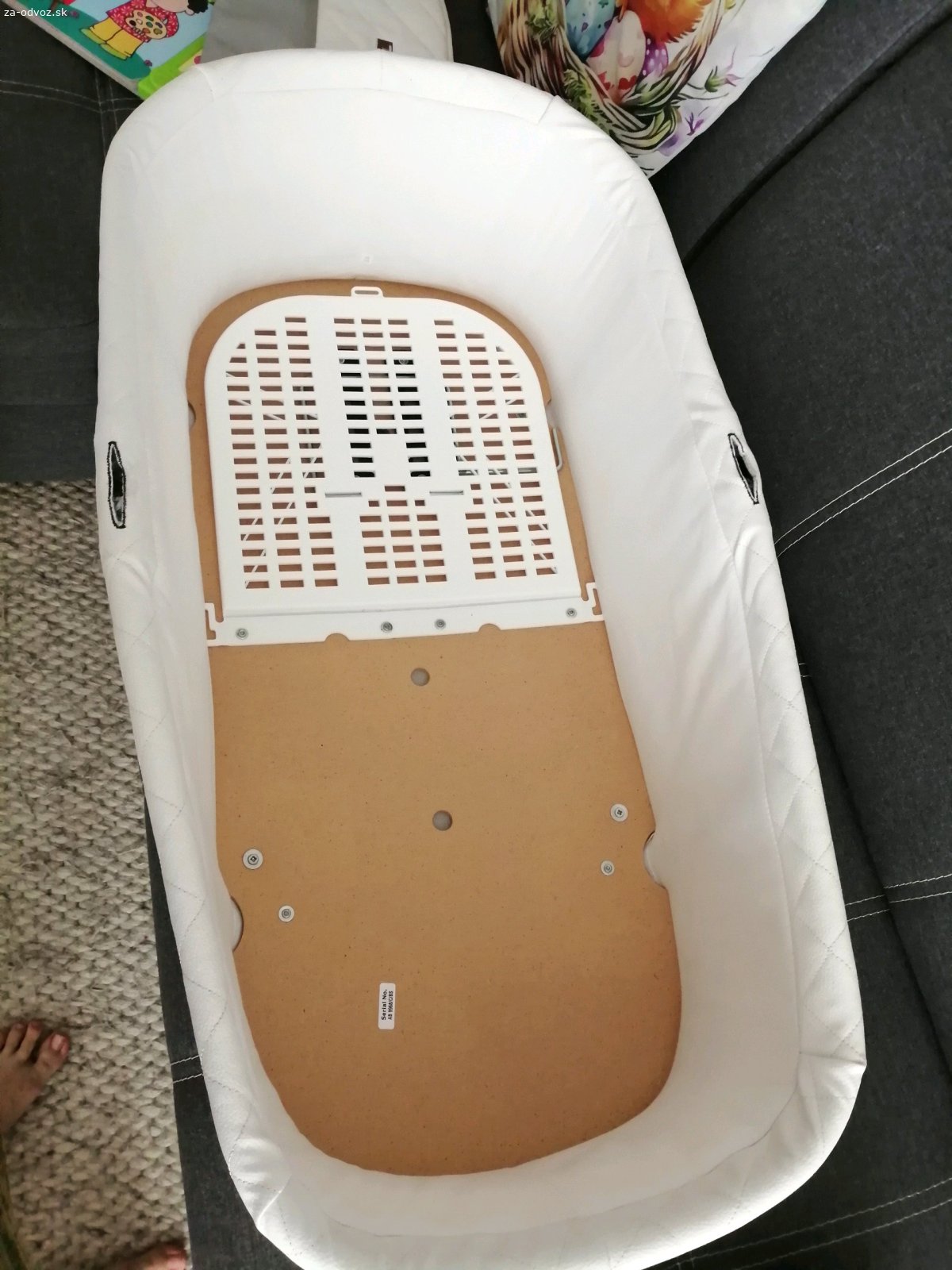 Kočiar Babystyle prestige 2v1+1. Darujem kočiar pre milovníka klaciského hojdania.
Kočiar sa dá kombinovať vanička (do pol roka sa dá využívať ako cestovná postieľka má nožičky viď na foto),športová časť (chyba predné madlo), vajíčko (nemá izofix dá bezpečné pripevniť pásom v aute), má pršiplášť a sieťku proti komárom. Konštrukcia je pevná. Kolieska už nie sú pôvodné, ale sú nafukovacie. Kočiar je vyčistený pripravený pre ďalšie bábätko. Má známky používania,ale je plne funkčný.
