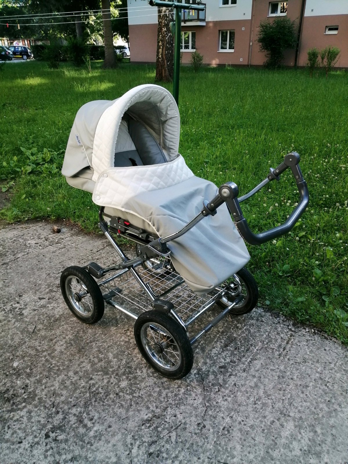 Kočiar Babystyle prestige 2v1+1. Darujem kočiar pre milovníka klaciského hojdania.
Kočiar sa dá kombinovať vanička (do pol roka sa dá využívať ako cestovná postieľka má nožičky viď na foto),športová časť (chyba predné madlo), vajíčko (nemá izofix dá bezpečné pripevniť pásom v aute), má pršiplášť a sieťku proti komárom. Konštrukcia je pevná. Kolieska už nie sú pôvodné, ale sú nafukovacie. Kočiar je vyčistený pripravený pre ďalšie bábätko. Má známky používania,ale je plne funkčný.