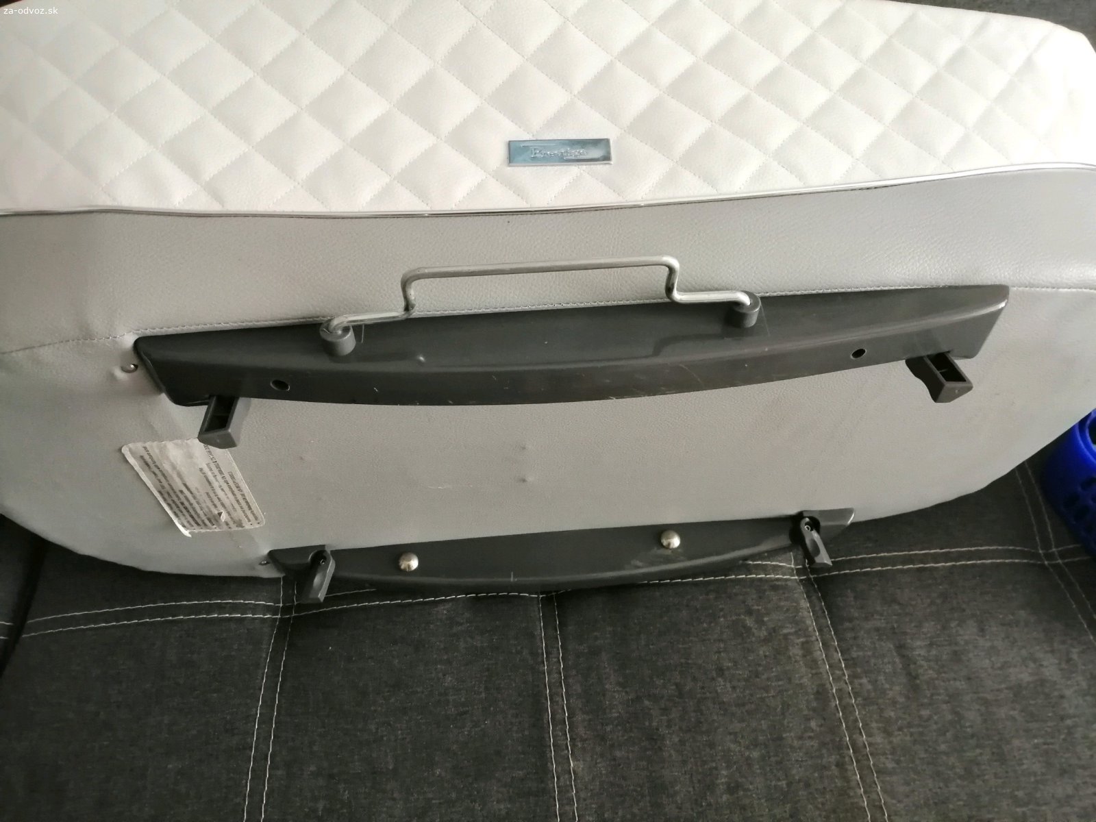 Kočiar Babystyle prestige 2v1+1. Darujem kočiar pre milovníka klaciského hojdania.
Kočiar sa dá kombinovať vanička (do pol roka sa dá využívať ako cestovná postieľka má nožičky viď na foto),športová časť (chyba predné madlo), vajíčko (nemá izofix dá bezpečné pripevniť pásom v aute), má pršiplášť a sieťku proti komárom. Konštrukcia je pevná. Kolieska už nie sú pôvodné, ale sú nafukovacie. Kočiar je vyčistený pripravený pre ďalšie bábätko. Má známky používania,ale je plne funkčný.