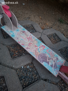 Kolobežka a skateboard