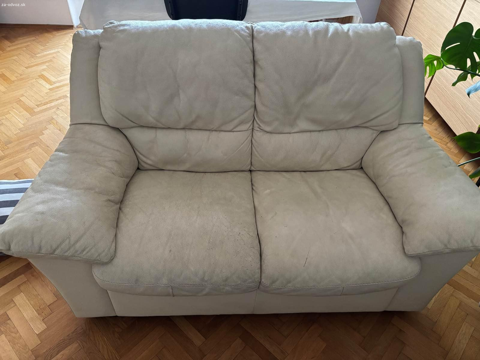 Kozena sedacia suprava. kozeny gauc bezovej farby, rozmery gaucov a kresla 210cm, 140cm a 100cm. Stolik 60x60 a plus koberec.