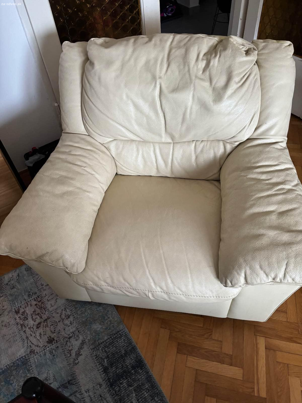 Kozena sedacia suprava. kozeny gauc bezovej farby, rozmery gaucov a kresla 210cm, 140cm a 100cm. Stolik 60x60 a plus koberec.