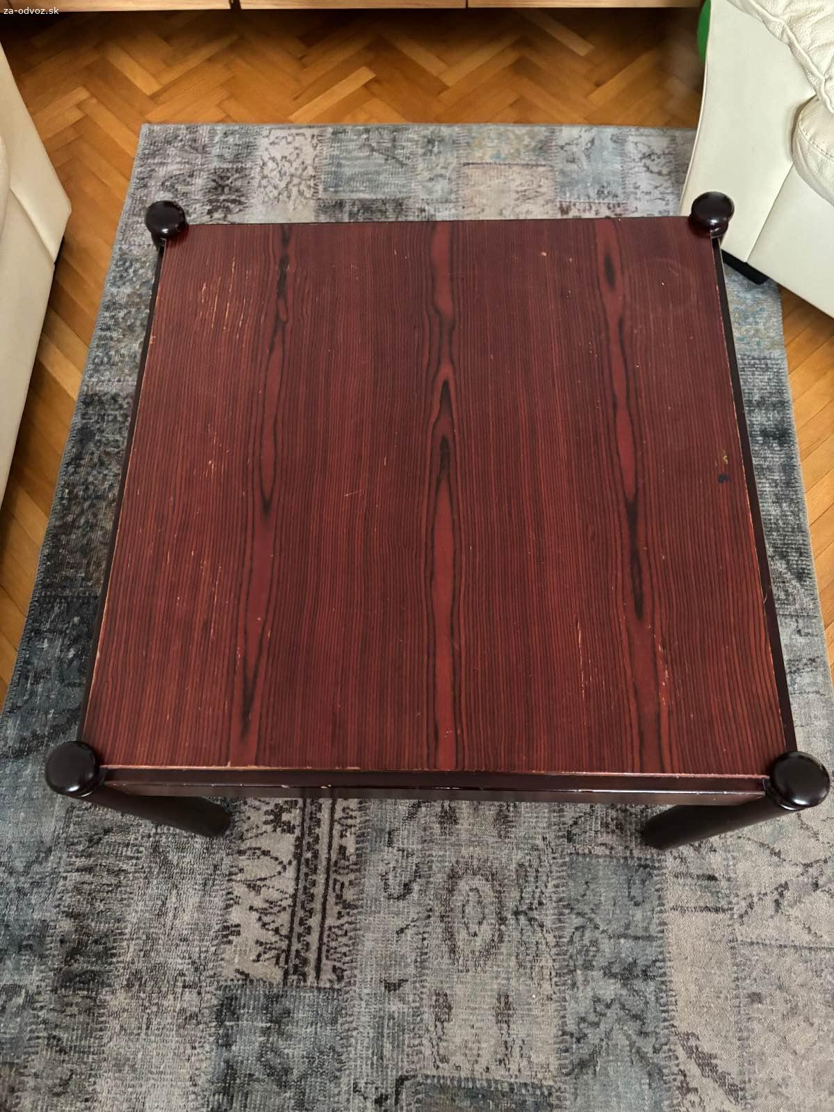 Kozena sedacia suprava. kozeny gauc bezovej farby, rozmery gaucov a kresla 210cm, 140cm a 100cm. Stolik 60x60 a plus koberec.