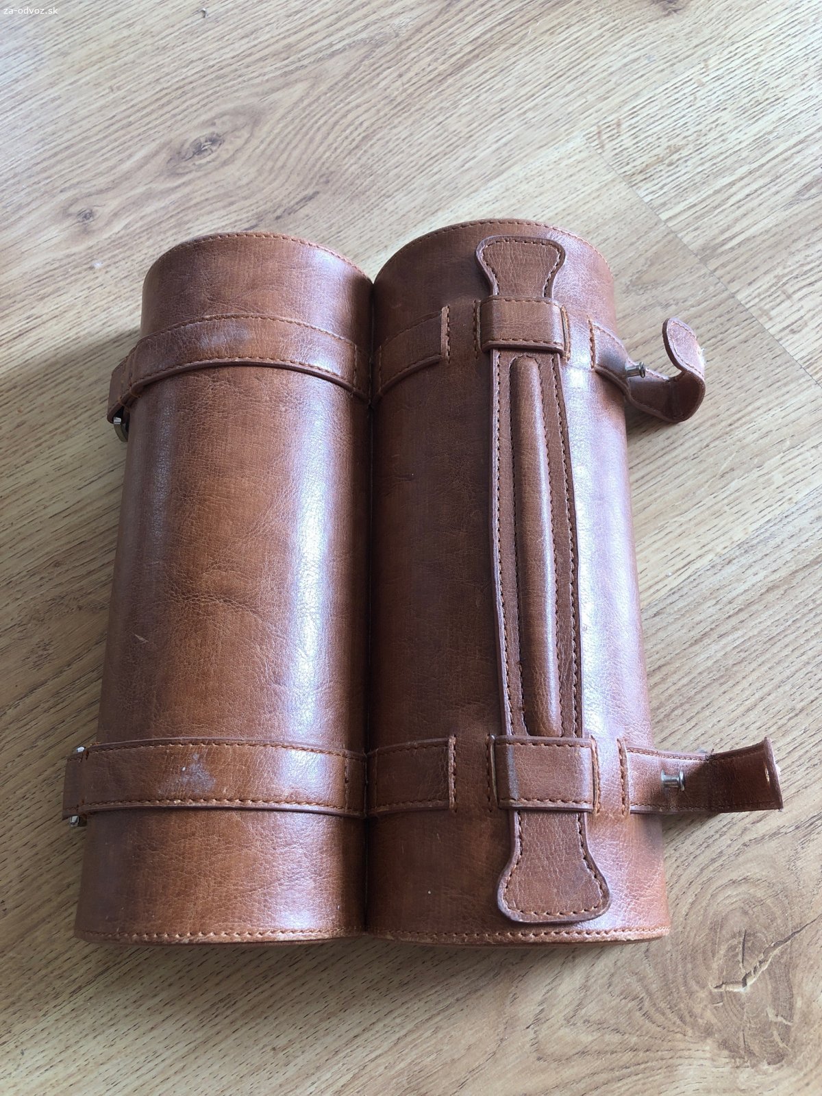 Kožené púzdro. Darujem kožené púzdro. 24x19 cm Predpokladám, že na hodinky, no nie som si istá, no čo presne sa dá použiť.