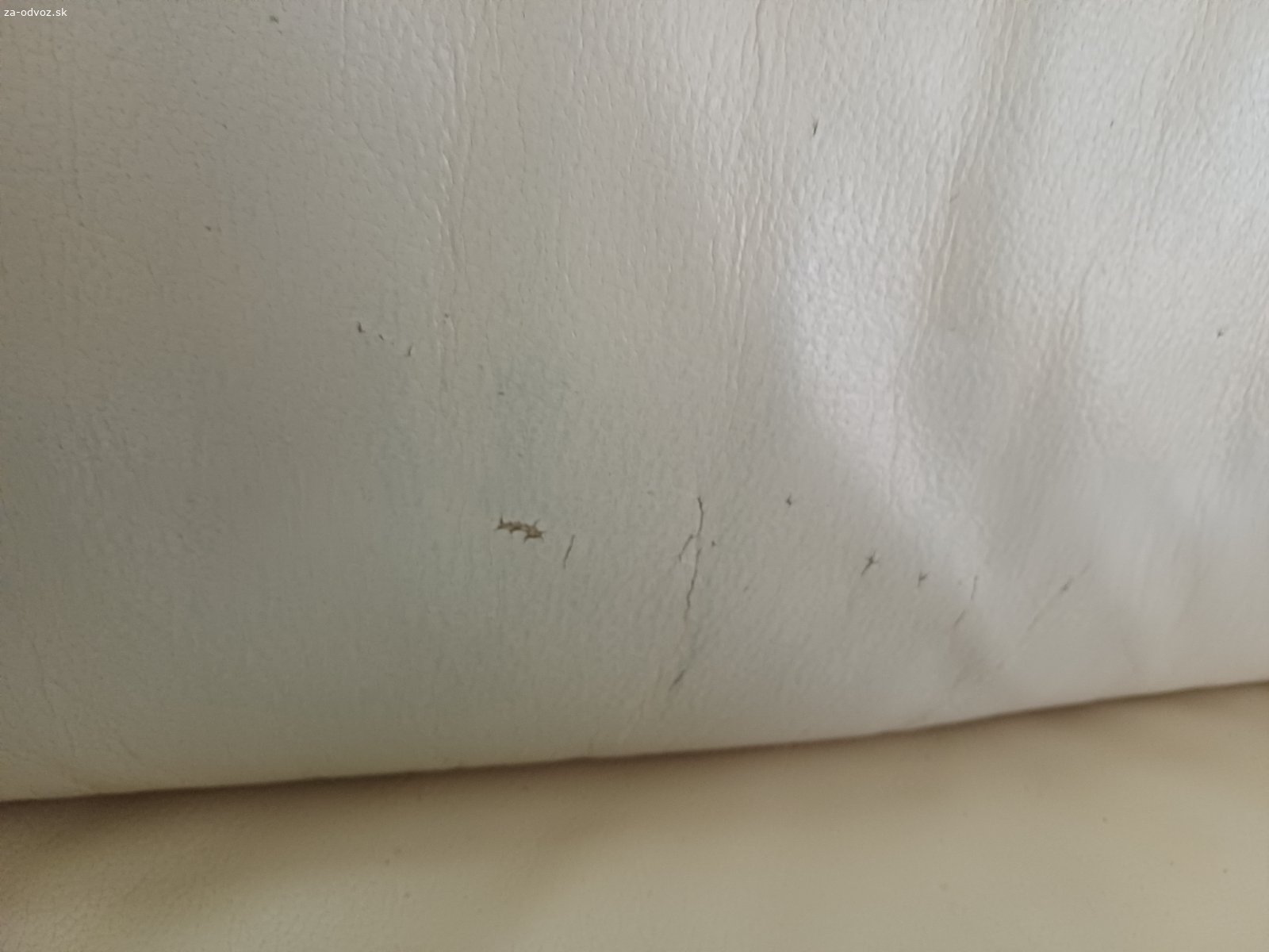 Kožený gauc. ODOVZDANY
12 ročný kožený gauc svetlobezovy. Na dvoch miestach koža mieenee popraskana (vid foto),  treba ho vyčistiť, inak bez zavad.
Rozmery: 305 x 219 plus prídavný kus (vid na foto) 123 x 68