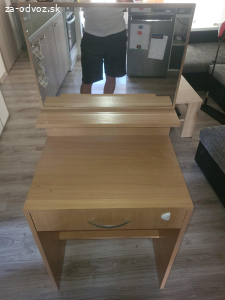 Kozmetický stolík so zrkadlom