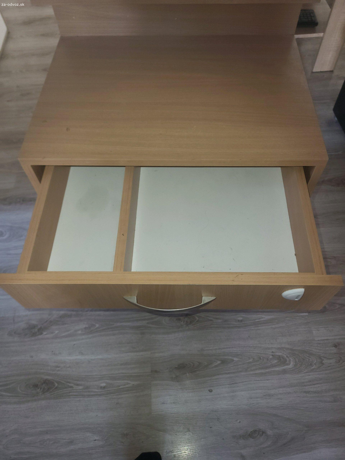 Kozmetický stolík so zrkadlom