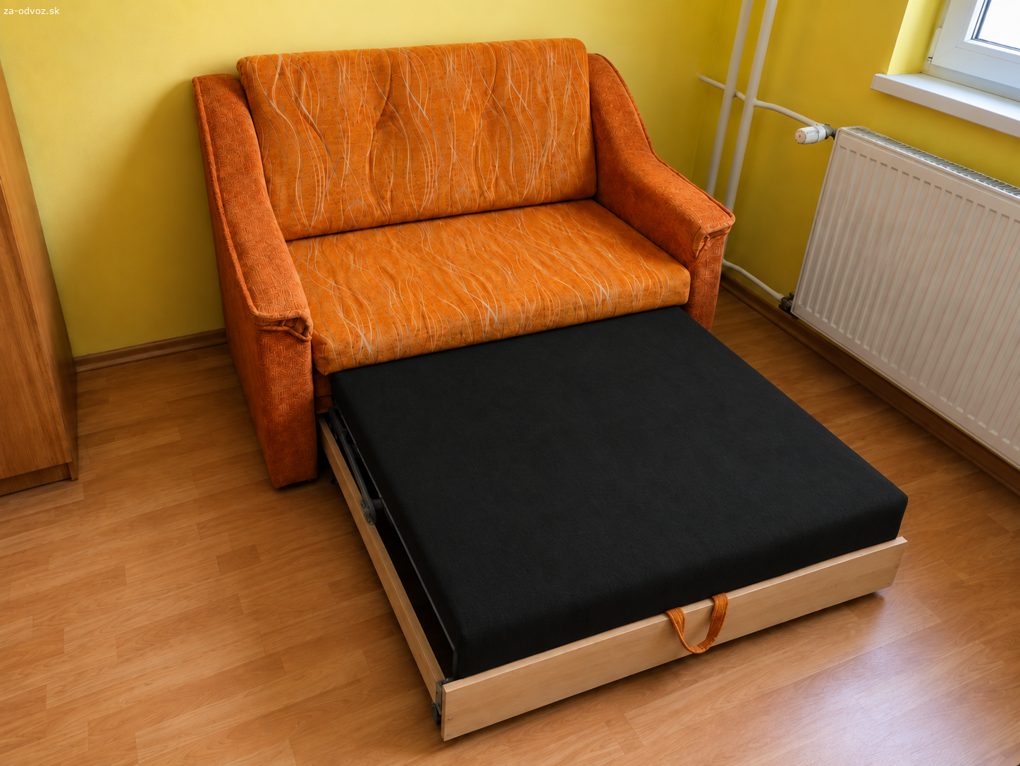 Kreslo pre dvoch. Oranžové kreslo pre dvoch s vysúvateľným šuflíkom na spanie. Širka 136cm.