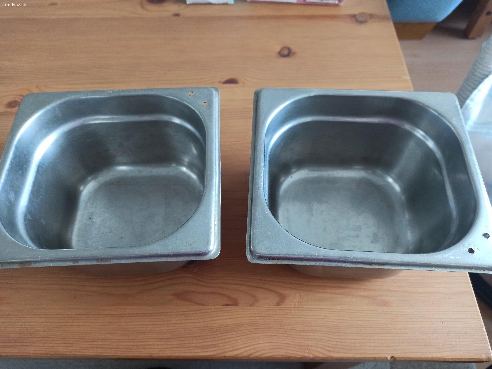 Kuchynské náradie. Darujem - nami nepoužité, preto neviem, ku akému mixéru patria, ale možno si ich niekto spozná.
Dve netezové nádoby - môžem darovať aj zvlášť.
Osobný odber Petržalka.
Prosím píšte sms, vďaka.