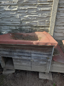 Kuríny a klietka na zajace