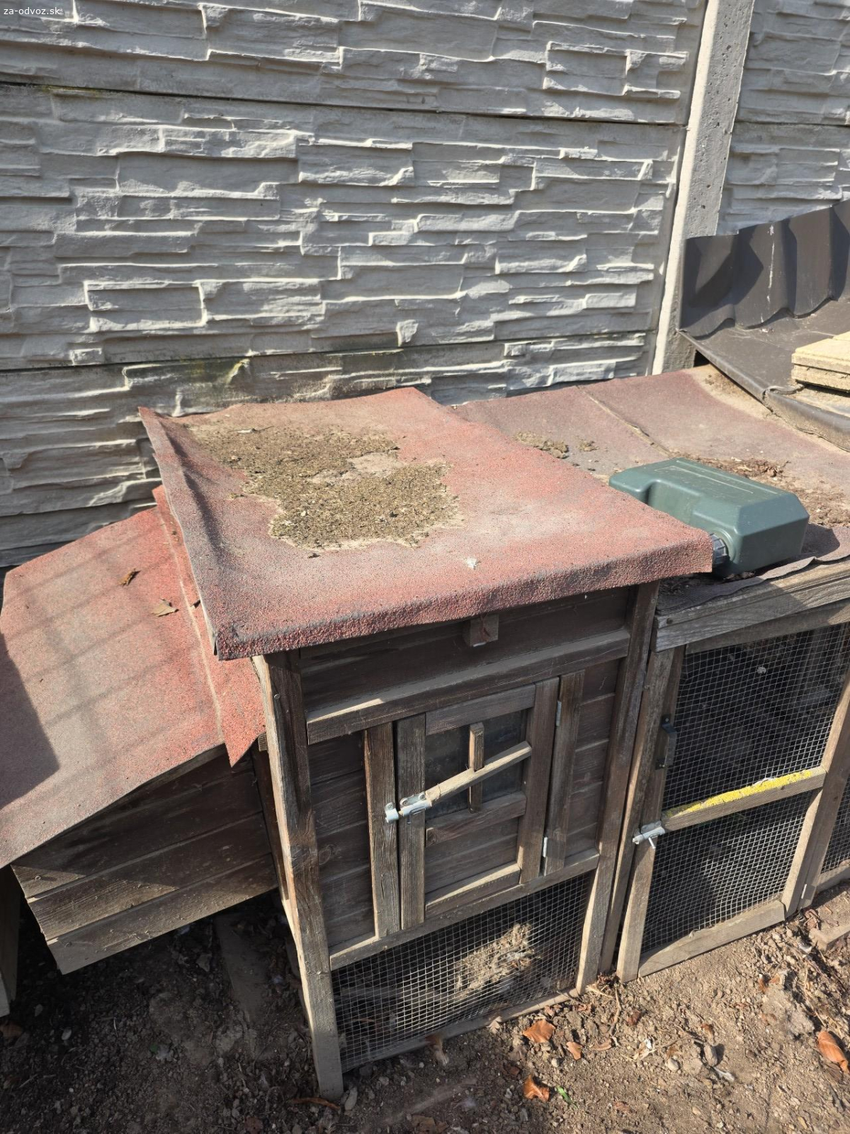 Kuríny a klietka na zajace