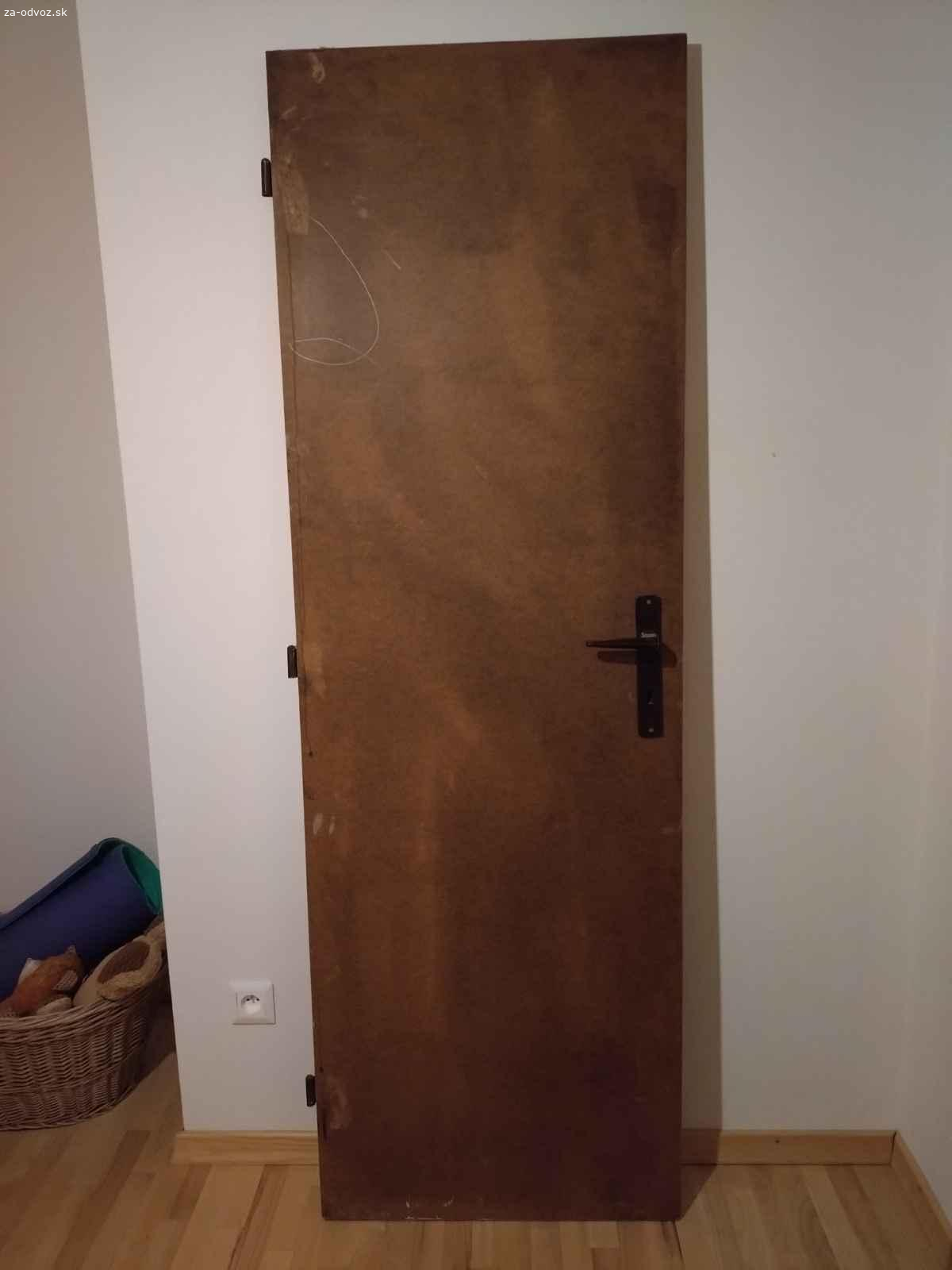 Ľavé dvere, 60 cm. Darujem staršie ľavé dvere, 60cm, drevené s hnedým povrchom, neznámy materiál povrchu.