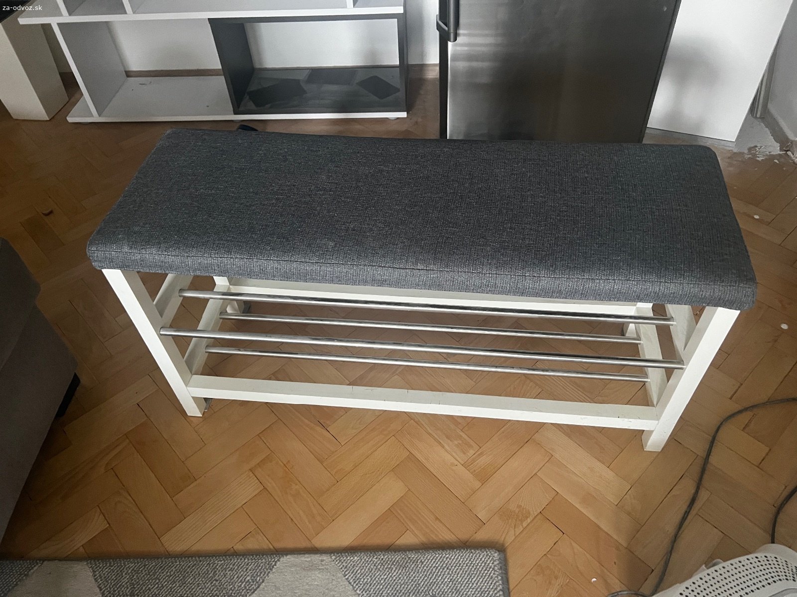 Lavica na topánky a vesiak. Darujem používanú mierne opotrebovanu lavicu na topánky do chodby spolu s vesiakom/ policou.