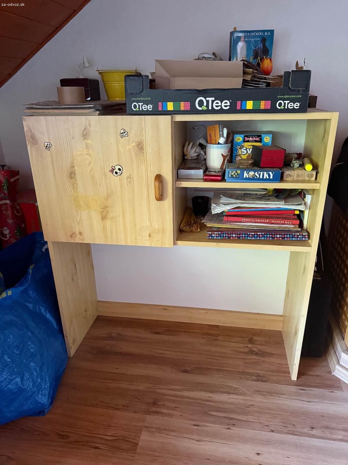 Malá skrinka s priestorom pod