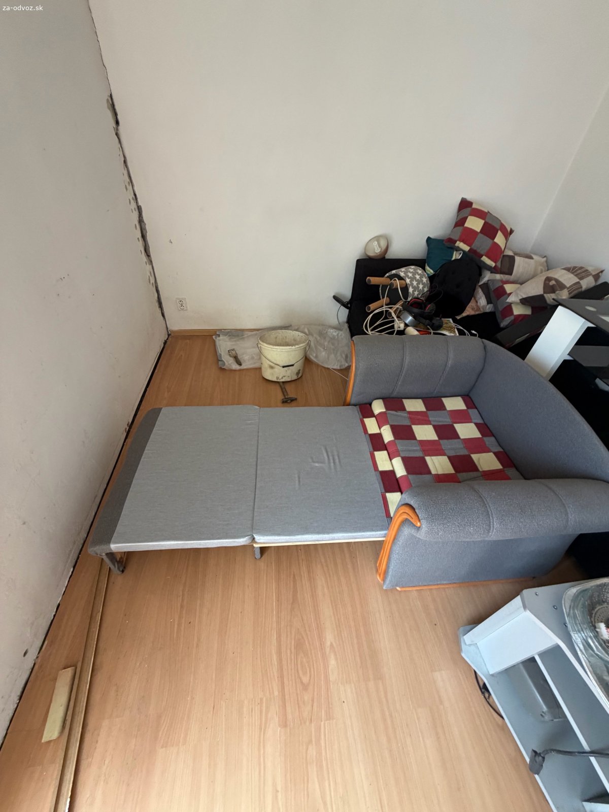 Malé rozkladacie kreslo/gauč. Darujem za odvoz male rozkladacie kreslo