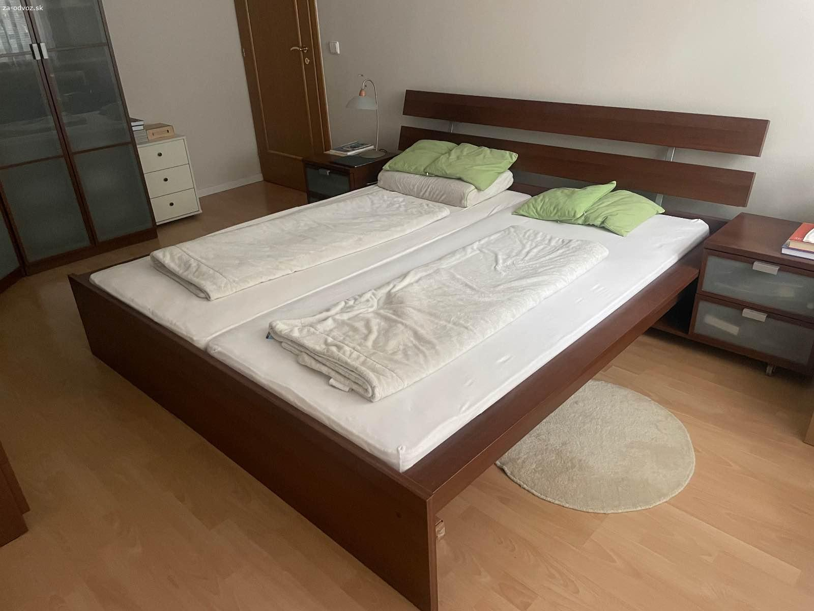 Manželská postel s nočnými stolíkmi. Darujem rám manželskej postele s nočnými stolíkmi. Rozmer jedného matracu je 90x200.
Výrobca - IKEA