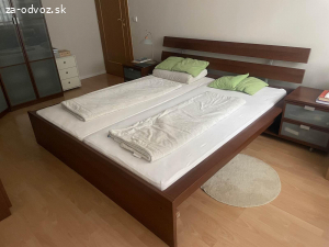 Manželská postel s nočnými stolíkmi