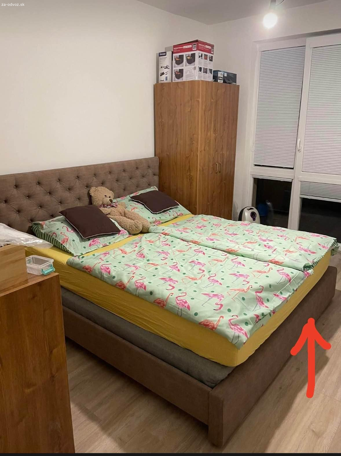 Manzelska postel. Darujem za odvoz manzelsku postel 200x200 s matracou. Matrac ma mensie rozmery nez postel. Predne celo je nalomene v mieste oznacenom na druhej fotke, ale postel je funkcna.