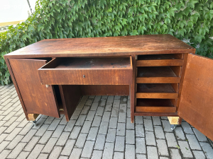 masívny stôl na kolieskach