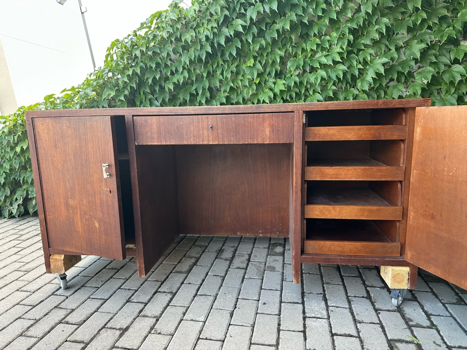 masívny stôl na kolieskach. darujem dreveny masívny stôl na kolieskach. rozmery 170x81 cm, výška cca 87čm s kolieskami