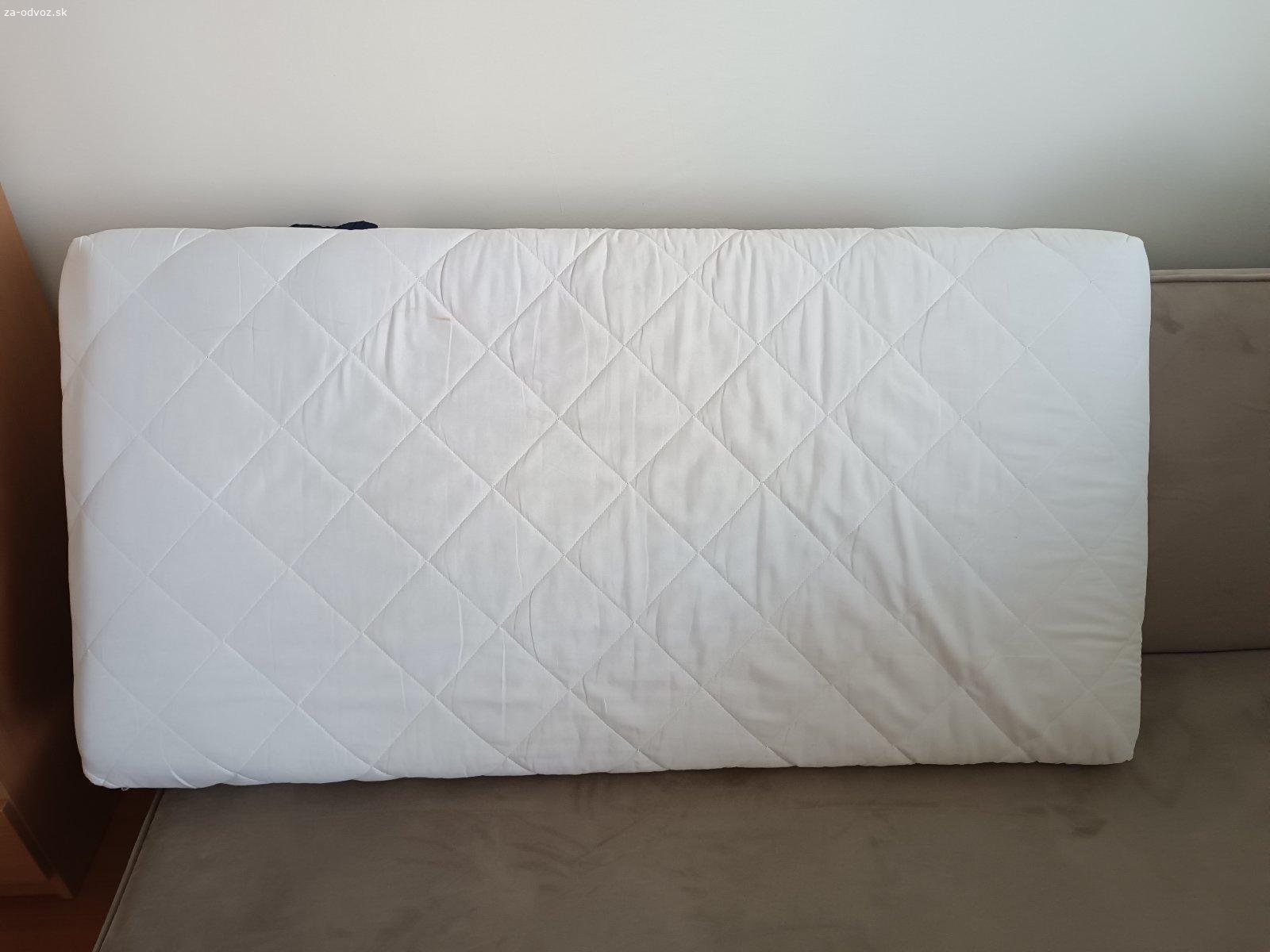 Matrac do detskej postieľky 120x60. Darujem detský matrac s kokosovým vláknom na jednej strane (tvrdsia) a pohánkou na druhej strane. Drží tvar, po jednom dieťati, vyčistený, jeden fľak nezišiel viď. foto.