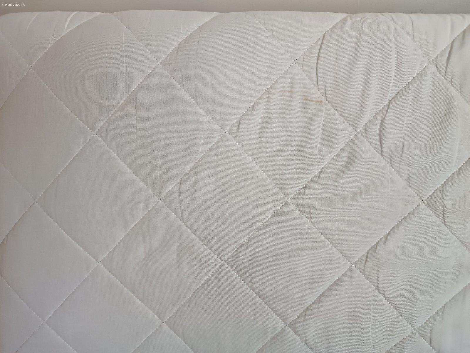 Matrac do detskej postieľky 120x60. Darujem detský matrac s kokosovým vláknom na jednej strane (tvrdsia) a pohánkou na druhej strane. Drží tvar, po jednom dieťati, vyčistený, jeden fľak nezišiel viď. foto.
