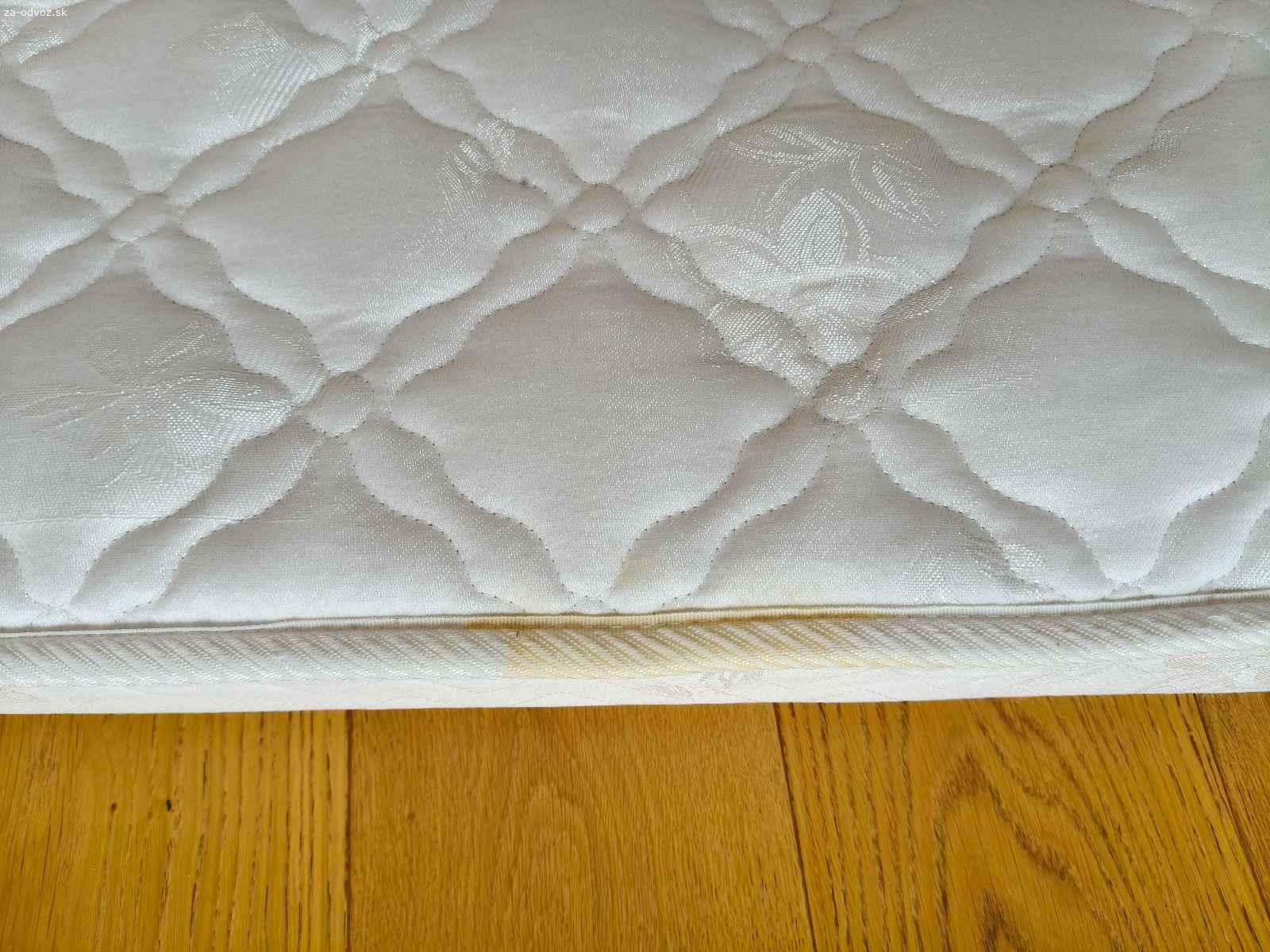 Matrace v dobrom stave. Kvalitny matrac Materasso 200x90x15 cm a Matteraso 190x80x14 cm. Oba matrace boli v hostovskej kde prespala navsteva par krat za rok takze su fakt v dobrom stave. Mennsi matrac na boku malu skvrnu ale ide o nehodu s cajom ?. Je mi ich luto vyhodit, mozu este dobre posluzit. Preferujem okres TT aby som vam to mohol aj doviest. Urcite sa dohodneme.