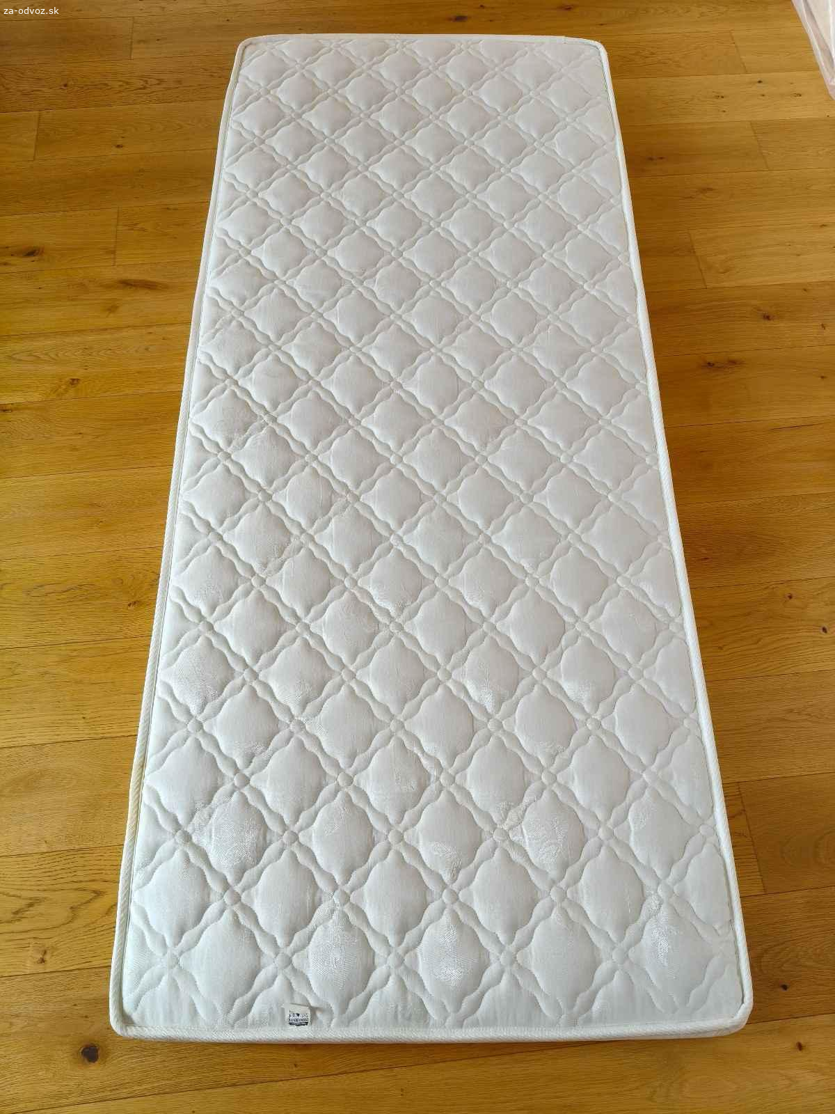 Matrace v dobrom stave. Kvalitny matrac Materasso 200x90x15 cm a Matteraso 190x80x14 cm. Oba matrace boli v hostovskej kde prespala navsteva par krat za rok takze su fakt v dobrom stave. Mennsi matrac na boku malu skvrnu ale ide o nehodu s cajom ?. Je mi ich luto vyhodit, mozu este dobre posluzit. Preferujem okres TT aby som vam to mohol aj doviest. Urcite sa dohodneme.