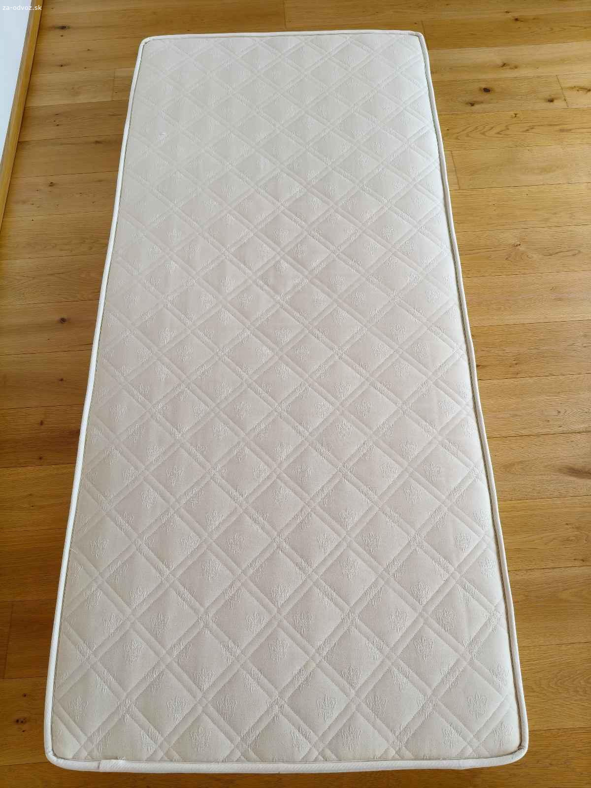 Matrace v dobrom stave. Kvalitny matrac Materasso 200x90x15 cm a Matteraso 190x80x14 cm. Oba matrace boli v hostovskej kde prespala navsteva par krat za rok takze su fakt v dobrom stave. Mennsi matrac na boku malu skvrnu ale ide o nehodu s cajom ?. Je mi ich luto vyhodit, mozu este dobre posluzit. Preferujem okres TT aby som vam to mohol aj doviest. Urcite sa dohodneme.
