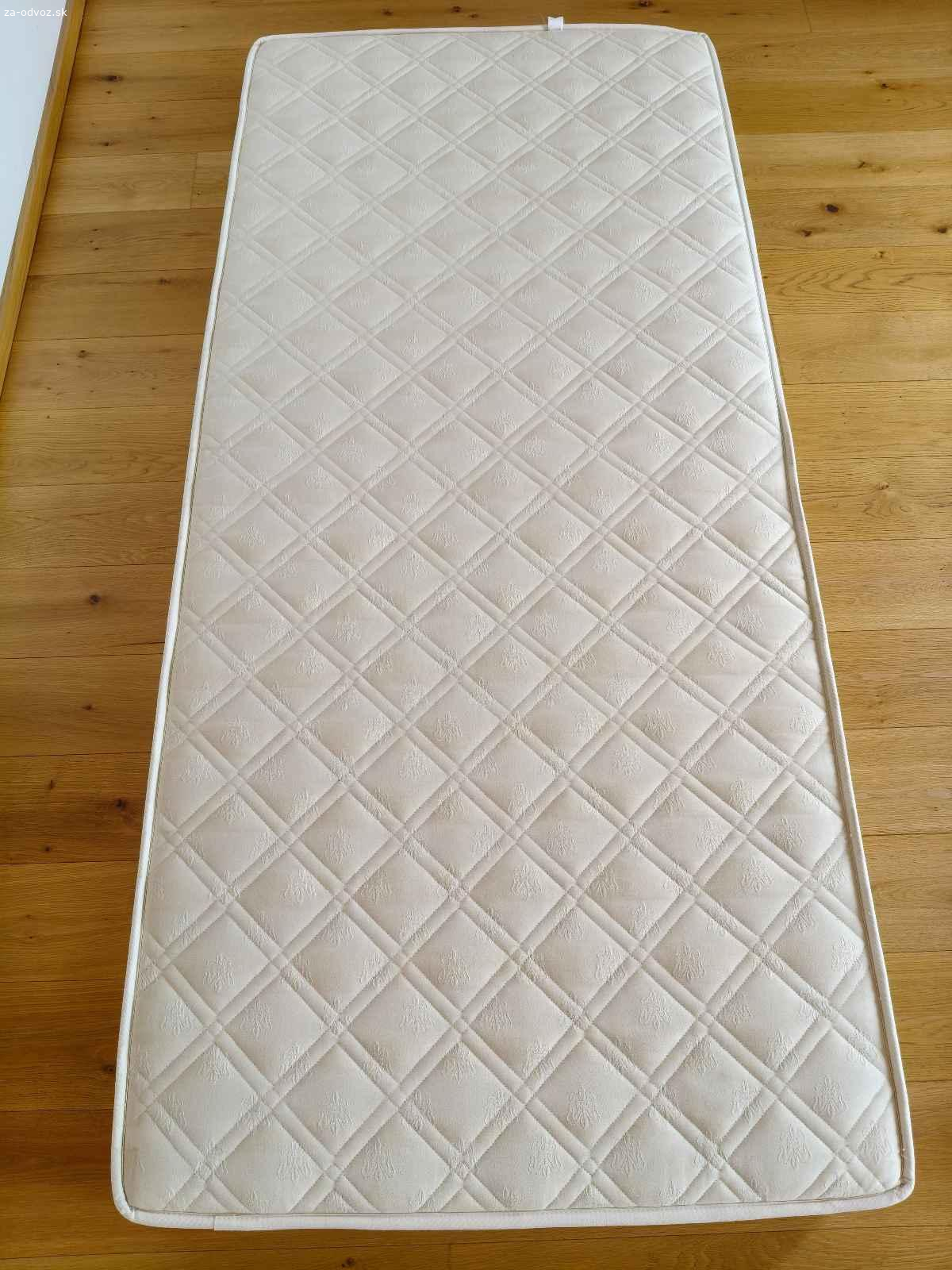 Matrace v dobrom stave. Kvalitny matrac Materasso 200x90x15 cm a Matteraso 190x80x14 cm. Oba matrace boli v hostovskej kde prespala navsteva par krat za rok takze su fakt v dobrom stave. Mennsi matrac na boku malu skvrnu ale ide o nehodu s cajom ?. Je mi ich luto vyhodit, mozu este dobre posluzit. Preferujem okres TT aby som vam to mohol aj doviest. Urcite sa dohodneme.