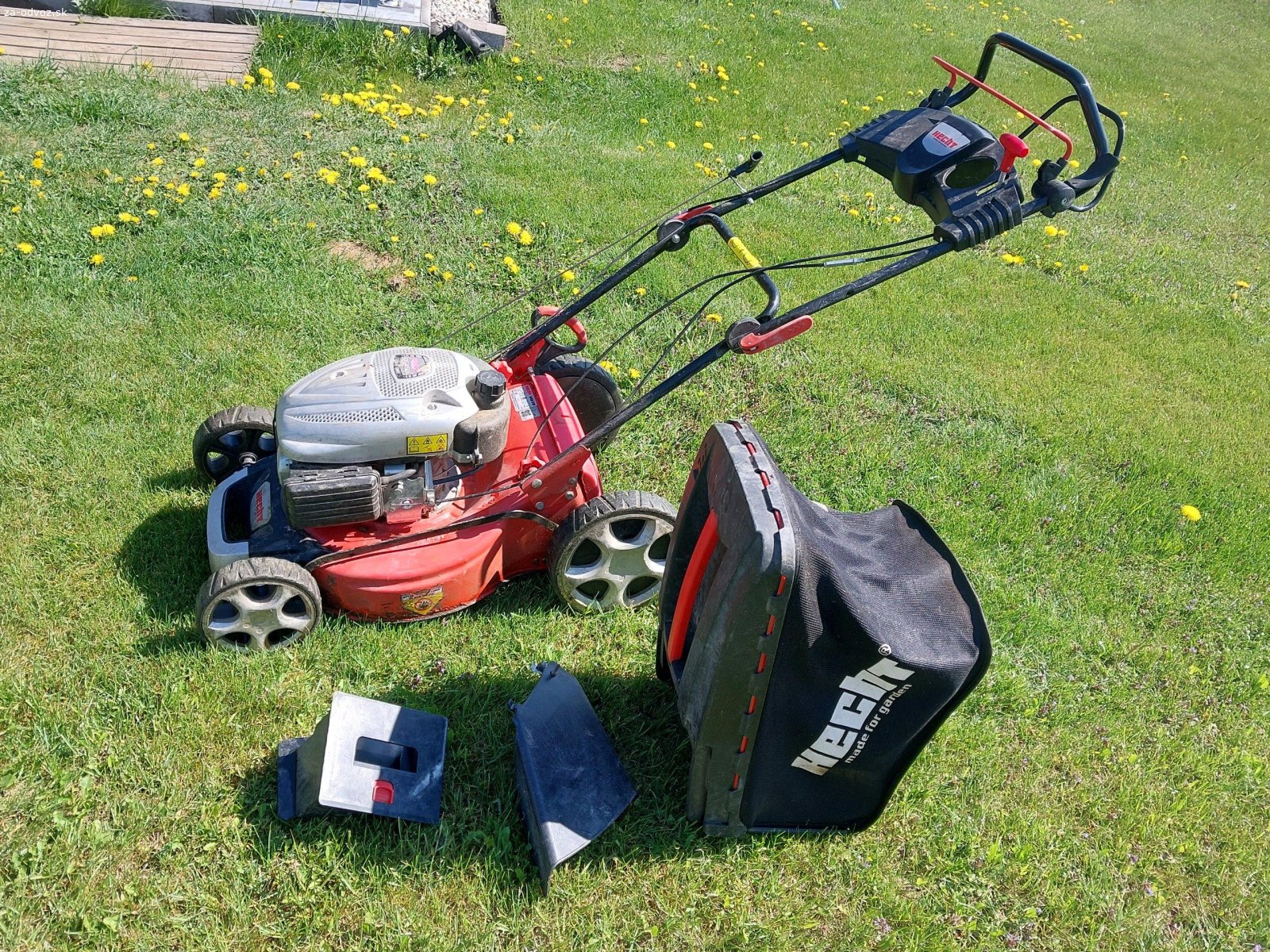 motorova kosačka Hecht. Darujem zanodvoz funkčnú motorovu kosacku Hecht.. vek cca 6 rokov pouzivana na kosenie okolo domu.  Špecifikacia na fotkach.. 3 funkcie .. kosenie do zberneho koša.. mulčovanie.. bočné vyhadzovanie.. vymenený karburátor..