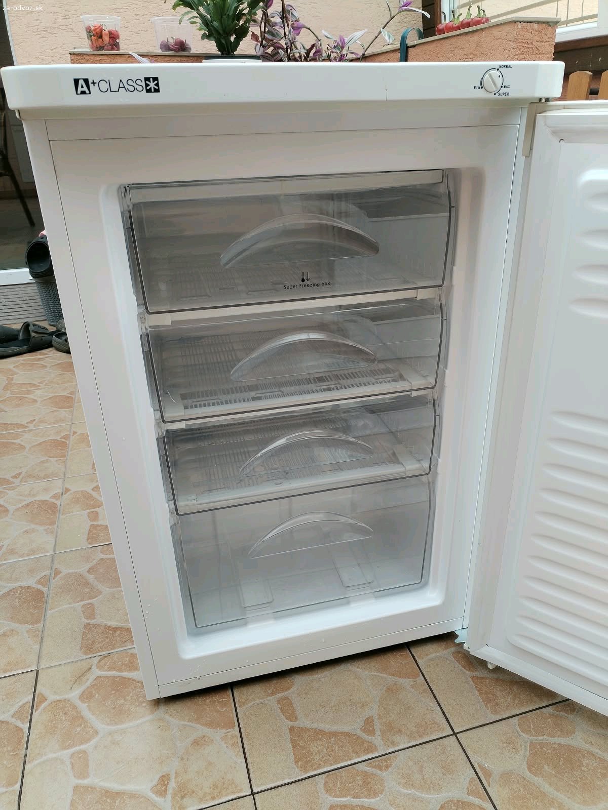 mraznička Indezit. Používaná, funkčná. Má 4 šufliky.
Výška 80 cm
