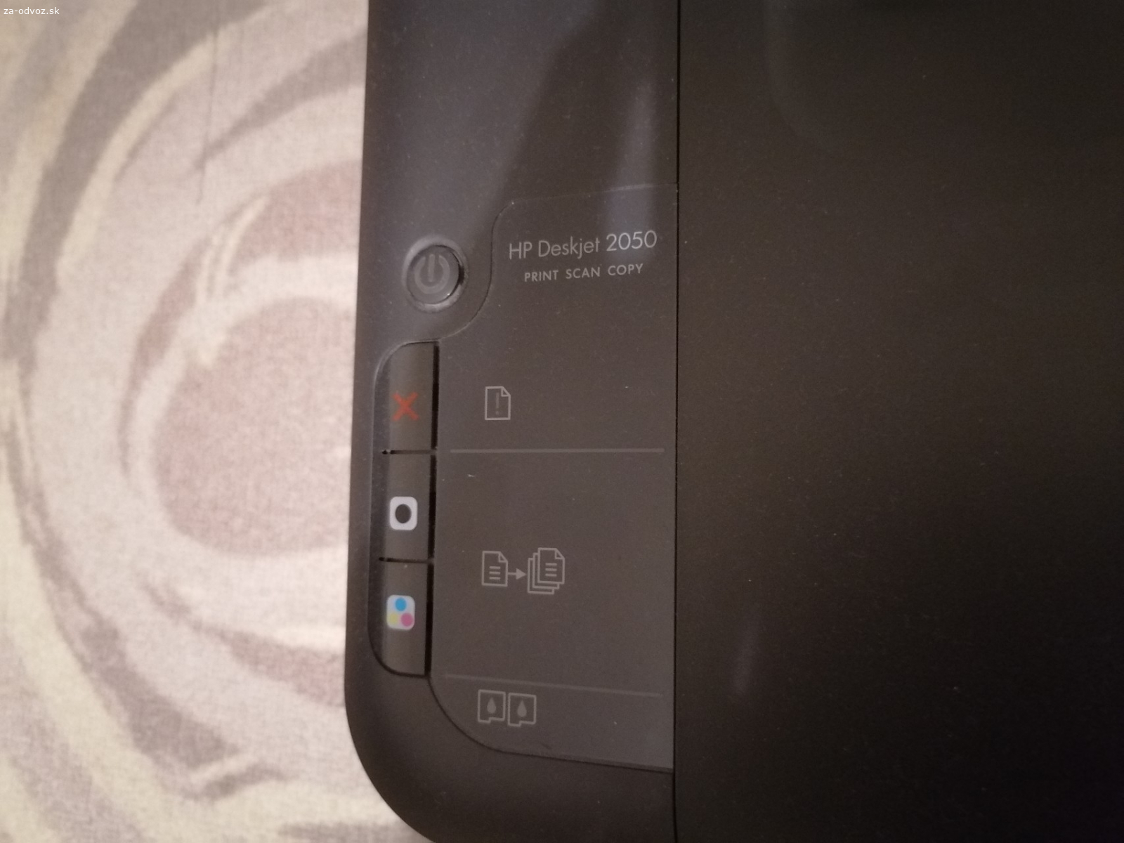 Multifunkčná tlačiareň HP. Darujem multifunkčnú tlačiareň HP Deskjet 2050, plne funkčná, bez tonera (HP301), napájací kábel je na jednom mieste trochu poškodený, ale na funkčnosť to nemá vplyv.