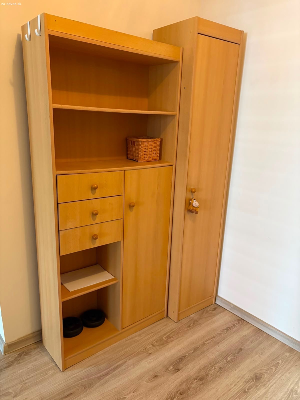 Nábytok do detskej izby. Darujem nábytok do detskej izby za odvoz. 

Možnosť zobrať si aj jednotlivé kusy. 

 2 samostatne moduly v celkovej šírke 123cm
Policova skriňa ma šírku 82 cm a výšku 181 cm
Úzka Skriňa ma šírku 42 cm a výšku 196 cm hĺbku 40 cm

Veľká skriňa má šírku 80 cm výšku 195 cm a hĺbku 50cm