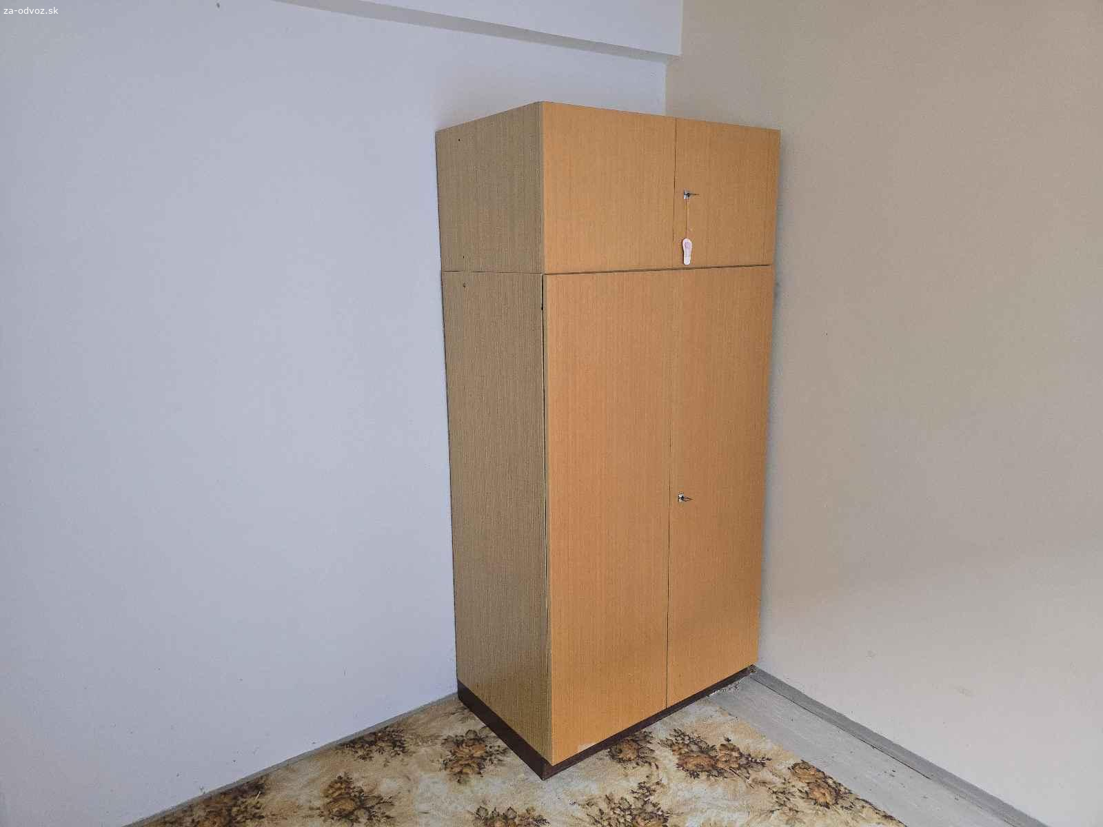 Nábytok. Darujem za odvoz starší nábytok ktorý je na fotkách.