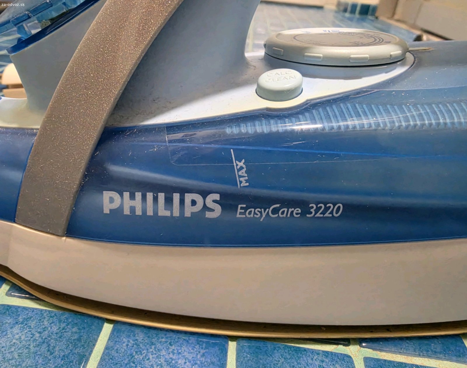 Naparovacia žehlička Philips. Typ Philips EasyCare 3220, 2200 W, 90 g pary. Používaná, pravidelne čistená a odvápňovaná.
