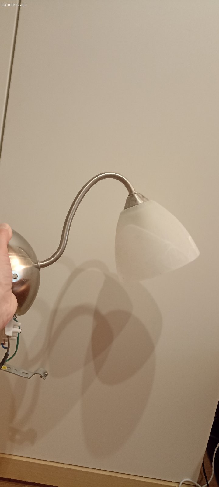 Nočné lampy 2 ks. Darujem za odvoz alebo pošlem za poštovné dve funkčné lampy, montujú sa na stenu. Modernizuje spálňu, tak ich už nepotrebujeme. Vhodné na čítanie.