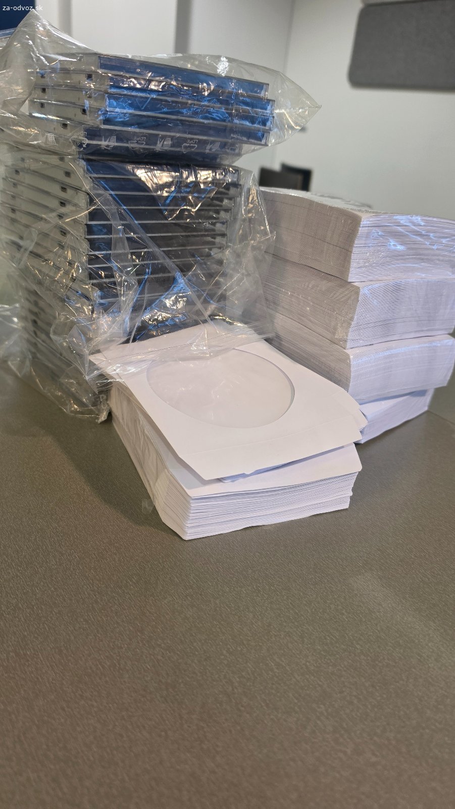 obaly na CD. darujem.
len osobny odber Lamacska cesta 3/a Po-Pi od 8.00 do 15.00.

bez diskusie o zmene.