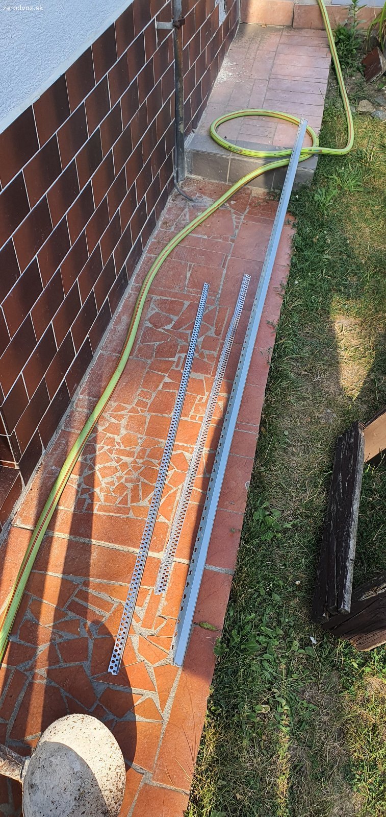 Odkvap. Zmes zahradneho naradia a odkvap. Odkvap ma dlzku cca 4 metre, lista hlinikova ma cca 3m.