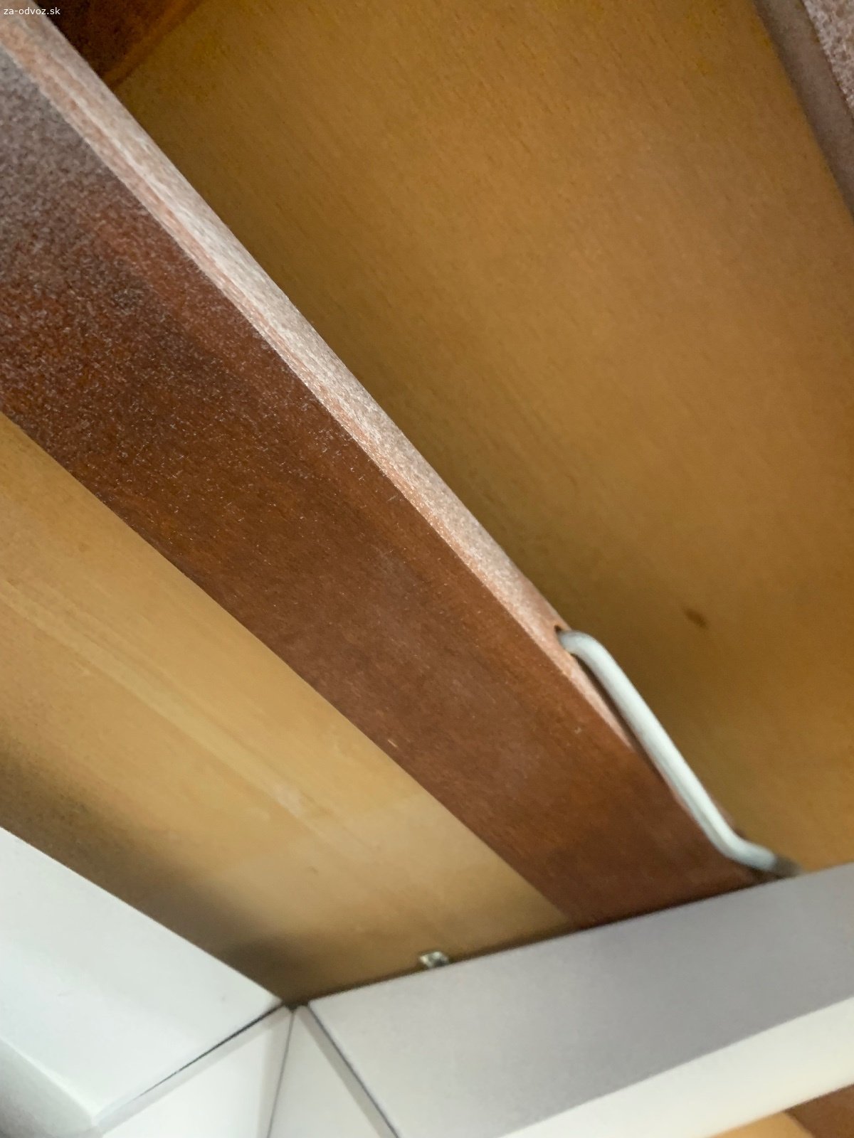 Okrúhly rozkladací stôl. 105 cm priemer, dá sa roztiahnuť
treba ho natrieť
kombinácia masiv a asi mdf