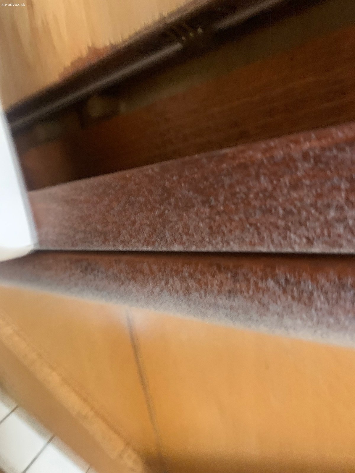 Okrúhly rozkladací stôl. 105 cm priemer, dá sa roztiahnuť
treba ho natrieť
kombinácia masiv a asi mdf
